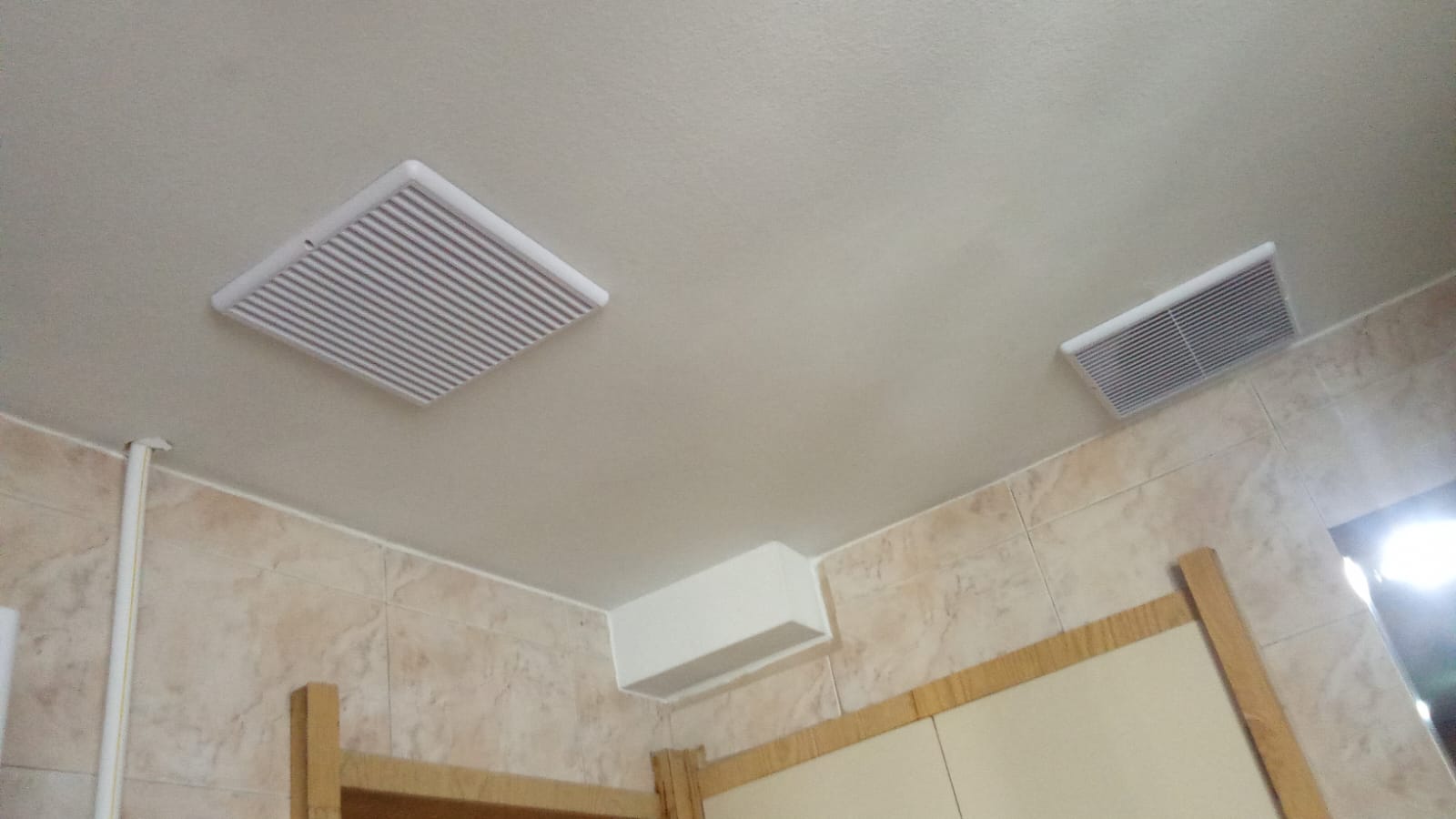 Sistema de ventilação no teto com grelhas de ventilação